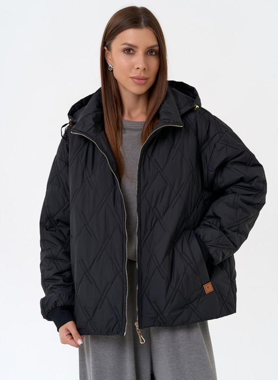 Женская куртка с капюшоном в черном цвете