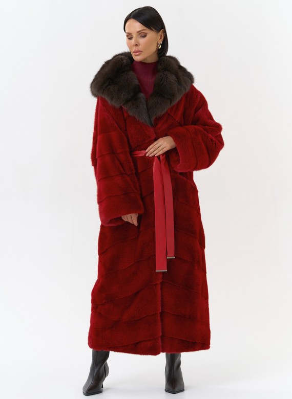 Красная норковая шуба с капюшоном из меха куницы