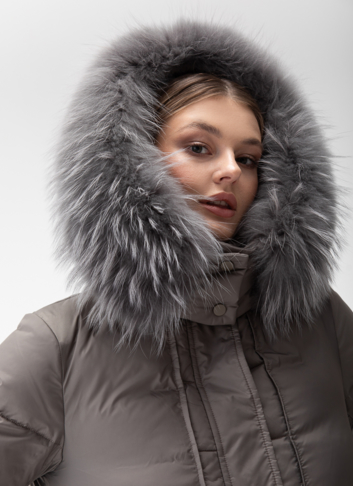 Женский пуховик с капюшоном из меха енота