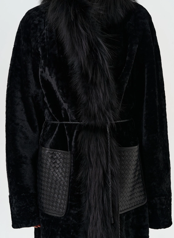 Женская дубленка с отделкой из меха лисы