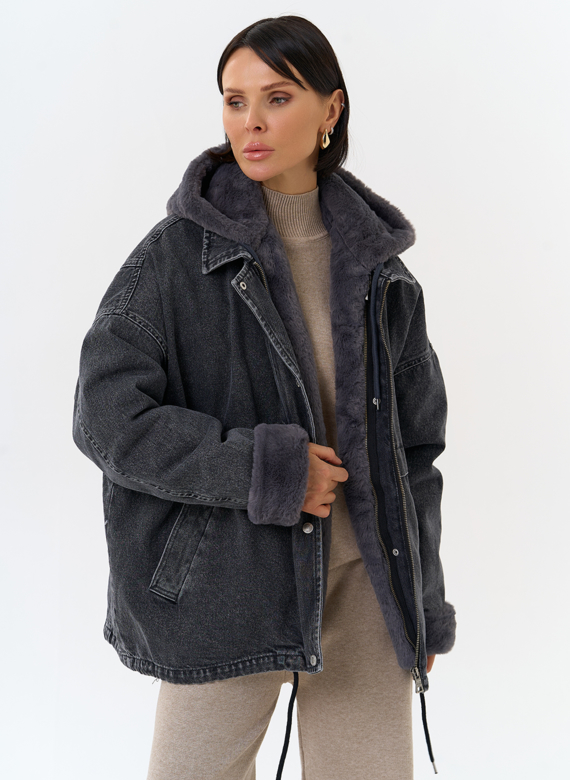 Женская утепленная джинсовая куртка с отделкой из эко меха